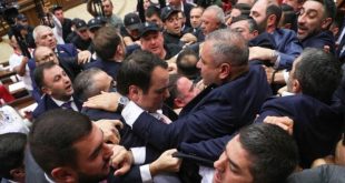 Άγριο ξύλο στη Βουλή της Αρμενίας: Συμπλοκή βουλευτών σε ζωντανή μετάδοση