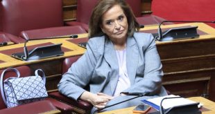 Ένταση με την Ντόρα Μπακογιάννη στο νοσοκομείο Χανίων: «Κλείσε το στόμα σου ρε πουλάκι μου» (βίντεο)