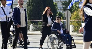Ηλιόλουστη η μαθητική παρέλαση στο Σύνταγμα – Σε ποιους Δήμους ακυρώθηκε