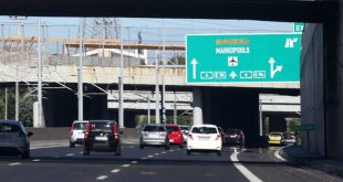 Κίνηση τώρα στην Αττική Οδό: Μποτιλιάρισμα έπειτα από σύγκρουση δύο φορτηγών στο Ζεφύρι