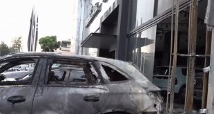 Μεγάλη φωτιά σε αντιπροσωπεία αυτοκινήτων στη Γλυφάδα (βίντεο)