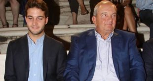Στρώνει το χαλί για τον γιο του ανιψιού του θείου