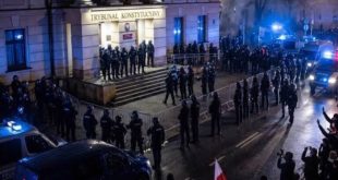 Σύγκρουση Κορυφής στην Πολωνία: Έφοδος της αστυνομίας στο Συνταγματικό Δικαστήριο – Ο Τουσκ έθεσε σε διαθεσιμότητα τον πρόεδρό του