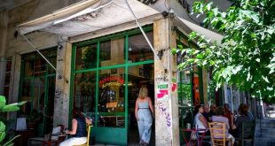 Τέλος εποχής για τη «Μουριά»: Κλείνει μετά από 111 χρόνια το ιστορικό καφενείο των Εξαρχείων