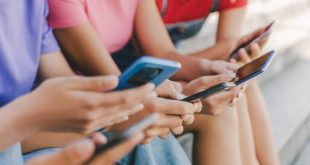 Social media: Η Κομισιόν ζητά πάγωμα εθνικών απαγορεύσεων για ανηλίκους – Τι ισχύει για την Ελλάδα
